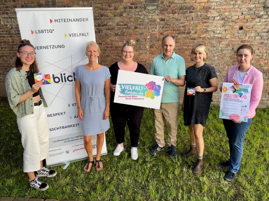 v.l.n.r.: Charlotte Kaiser, Jana Hansjürgen, Victoria Evers, Volker Kohlschmidt, Alexandra Lüüs, Dina Peppmöller (©DemokratieBüro „Vielfalt lieben“)